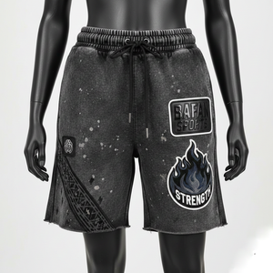 Shorts en molleton de coton premium 320 GSM, noir, effet délavé, avec panneau latéral texturé et logo personnalisé en chenille, pour femme - Product Image 1