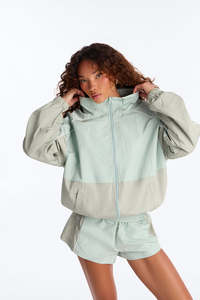 Ensemble de survêtement décontracté 2 pièces pour femme : coupe-vent léger, sweat à capuche froissé et short, taille élastique - Product Image 4