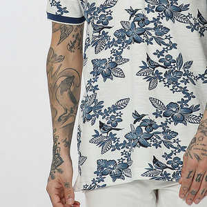 Polo Homme Imprimé Oiseaux Orientaux et Motifs Floraux 2026 – Coupe Ajustée Manches Courtes Style Smart-Casual – Bleu Marine et Blanc – Vêtement d'Été Premium - Product Image 2