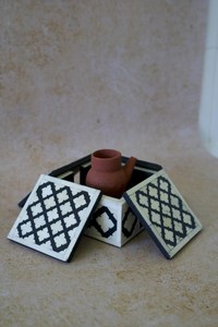 Proveedor Indio Ofrece Juego de Posavasos Cuadrados de 3mm de Grosor con Incrustaciones de Hueso Amarillo y Blanco Hechos a Mano con Soporte y Diseño Floral - Product Image 3
