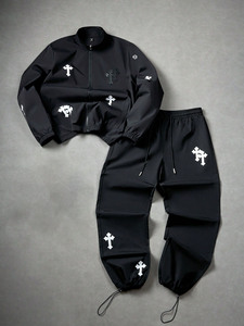 ชุดวอร์มโลโก้สั่งทำสำหรับผู้ชาย เสื้อแจ็คเก็ตกราฟิกน้ำหนักเบาสั่งทำสำหรับผู้ชาย กางเกงจ็อกเกอร์ MOQ ต่ำ เสื้อกันลมขายส่ง - Product Image 3