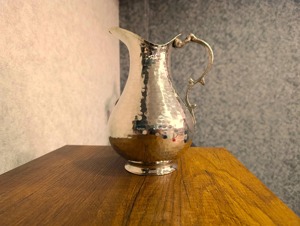 Carafe en argent au design martelé moderne, idéale pour les occasions spéciales, l'utilisation familiale et l'accueil des invités, provenant d'Inde. - Product Image 3