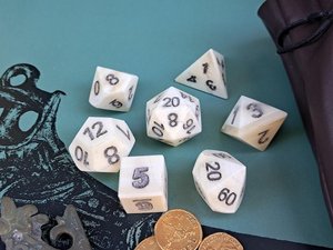 Ensemble de dés de jeu de table haut de gamme, fabriqués à la main, avec des chiffres gravés en détail, une finition polie et lisse, et en os naturel classique - Product Image 2