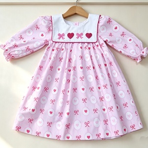 Robe rose à manches longues pour bébé fille avec imprimé cœur et nœud, col brodé blanc, poignets à volants et design personnalisé - Product Image 6