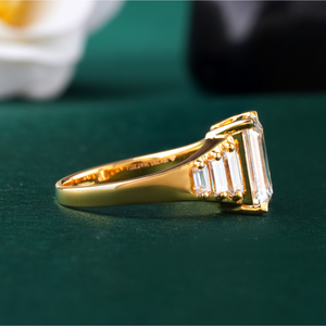 Bague de fiançailles en or jaune et blanc 14 carats avec diamant de laboratoire taille émeraude de 3,01 carats, pureté VS1, et pierres latérales taille baguette - Product Image 2