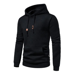 Sweat à capuche noir en maille gaufrée pour homme, coupe ajustée, décontracté, avec poche, manches classiques, collection automne 2027 - Product Image 1