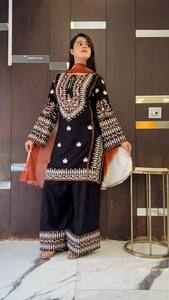 Ensemble Kurti élégant noir brodé en rayonne et coton avec pantalon Farshi et dupatta en Georgette – Entièrement cousu, prêt à porter - Product Image 3