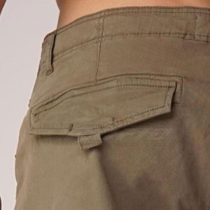 Shorts cargo confortables pour hommes avec taille élastique et coupe ample, idéaux pour les voyages et les activités quotidiennes - Product Image 3