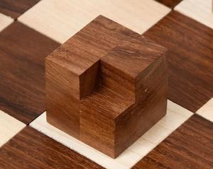 Jeu d'échecs en bois abstrait géométrique Bauhaus 1924 reproduit, en Sheesham et buis, hauteur du roi 1,9 cm, au meilleur prix - Product Image 1