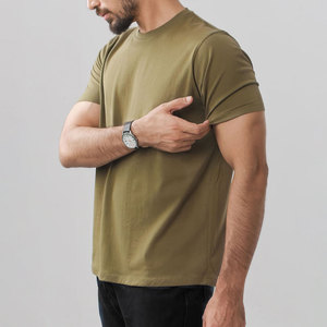 Ensemble t-shirt et short pour homme, nouvelle mode, tissu durable, respirant, tendance, prix raisonnable, haute qualité. - Product Image 4