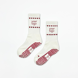 Chaussettes de yoga et de pilates blanches pour femmes, avec cœurs rouges, antidérapantes, logo imprimé, en coton, pour usage quotidien, pour adultes, chaussettes de sport. - Product Image 1