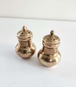 Elegante Juego de Salero y Pimentero de Metal para el Hogar, Cocina, Restaurante, Cafetería y Decoración de Mesa para Bodas - Product Image 1