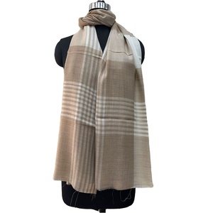 Estola de Lana Fina con Diseño a Cuadros, 70x200 cm, Suave y Cálida para Invierno, Disponible en Todos los Colores, Elegante Chal de Moda para Mujeres y Hombres - Product Image 1