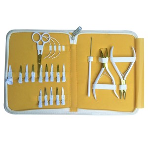 Kit d'extension capillaire 2026 avec pinces blanches et dorées, ciseaux, peigne, aiguille à boucle et pinces crocodiles dans un étui de voyage zippé - Product Image 4