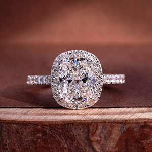 Bague de fiançailles en or blanc 10K avec halo de diamants de laboratoire taille coussin allongée 3 carats, certifiée IGI, et pavé de diamants - Product Image 1