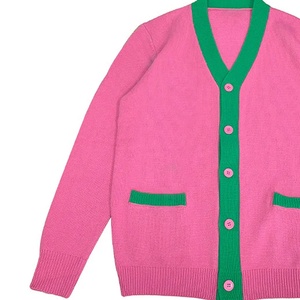 Cárdigan de punto grueso de acrílico con botones y cuello en V, estilo universitario, verde y rosa, a la moda, holgado, para invierno, venta al por mayor - Product Image 4