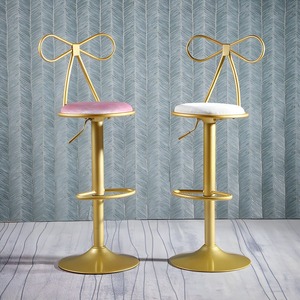 Tabouret de bar moderne en or avec siège en velours et dossier en forme de arc, hauteur réglable pour mobilier de bar à domicile - Product Image 1