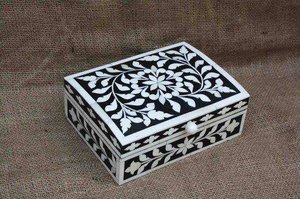 Boîte en bois personnalisée avec incrustation florale, bleue et blanche, pour rangement décoratif, idéale pour organiser les cadeaux de mariage - Product Image 5