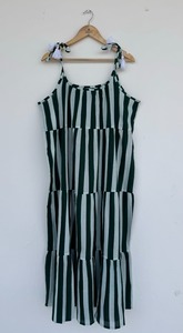 Robe longue en coton rayée verte et blanche pour femme, avec bretelles à nouer et franges, sans manches, à volants, coupe trapèze, style bohème, pour l'été, la plage et les vacances - Product Image 2