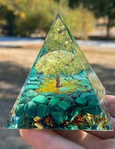 Pirámide de Cristal Orgónico Reki Healing con Diseños Personalizados, Alambre de Cobre y Múltiples Cristales para Energía Curativa, Hecho a Mano, Moderno, para el Hogar - Product Image 3