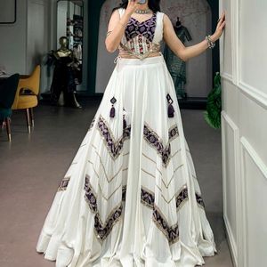 Lehenga Choli en Rayonne Pure Premium à Imprimé Héritage et Dentelle Effet Miroir, avec Blouse Cousue par un Designer, Prix de Gros par Royal Exports - Product Image 4