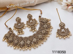Colección de Lujo: Conjunto Nupcial de Latón Chapado en Oro con Kundan, Perlas y Circonitas, que incluye Collar Choker, Pendientes Colgantes y Tikka, de Alta Calidad para Boda - Product Image 4