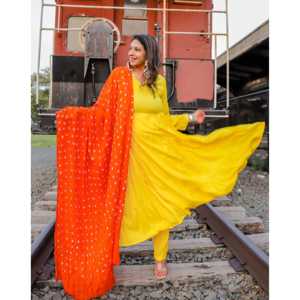 Conjunto de Traje de Mujer en Chifón de Rayón Amarillo - Talla XS - Product Image 3