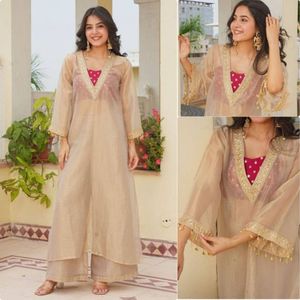 Ensemble Kurta Palazzo brodé en tissu doré avec sequins Salsa, détails Dori et manches fantaisie en soie satinée effet slub, prix de gros - Product Image 4
