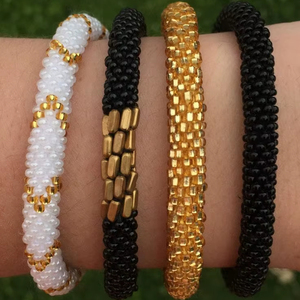 ชุดสร้อยข้อมือเชือกถักประดับลูกปัดแก้วลายสีดำทอง งานถักมือสำหรับผู้หญิง เครื่องประดับแฟชั่นแพ็คเซ็ต - Product Image 1