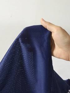 Camiseta de fútbol americano de malla azul para hombre, personalizada con gráfico floral por sublimación, 240 g/m², cuello en V, estilo universitario, ropa urbana, OEM, al por mayor - Product Image 4