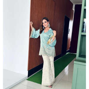 Conjunto de Fiesta para Mujer de Diseñador con Hermoso Top Plazzo y Dupatta - Product Image 2