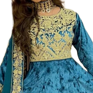 Ensemble robe en velours bleu brodé avec manches longues et motifs dorés pour femmes, style pakistanais, vêtements d'hiver - Product Image 4