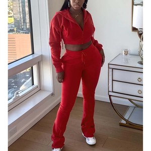 Ensemble de sport décontracté pour femme en polaire rouge 2 pièces : crop top à capuche et pantalon long - Product Image 1