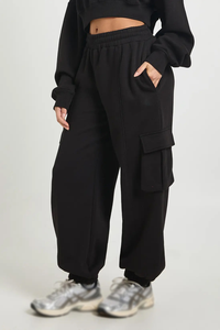 Conjunto de sudadera corta negra y pantalones cargo a rayas para mujer, estilo urbano informal de dos piezas - Product Image 3
