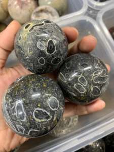 Esfera de Jaspe Turritella Gris Natural, Bola de Piedra Fósil Pulida para Decoración del Hogar, Colección de Cristales y Recuerdo, 3–5 cm - Product Image 5