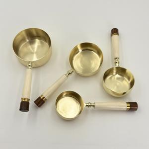 Nouvel arrivage : Ensemble de 4 tasses à mesurer en acier inoxydable avec poignée en résine blanche et finition dorée, idéal pour la maison, l'hôtel, le restaurant et les cadeaux - Product Image 3