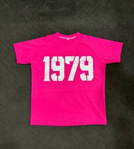 เสื้อยืดสีชมพูขนาดใหญ่พิเศษ พิมพ์ลายกราฟิกปี 1979 ผ้าฝ้าย สตรีทแวร์ วินเทจ ยูนิเซ็กส์ เสื้อยืดเปล่า รับผลิตแบบ OEM ODM - Product Image 1