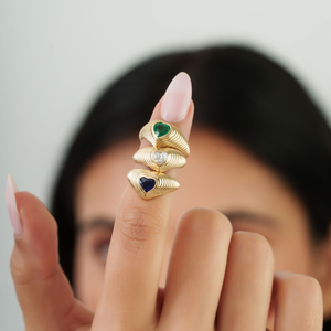 Anillo de Oro Amarillo K14 de Alta Gama, Diseño Elegante y Moderno, con Esmeralda y Forma de Croissant, Joyería Personalizada - Product Image 2