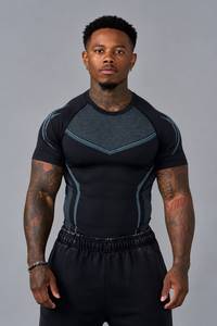 T-shirt de sport décontracté Yunla pour homme en polyester/spandex écologique, style compression, noir bordeaux, sans impression - Product Image 4