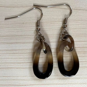 Pendientes Colgantes Redondos Boho Hechos a Mano con Cuerno de Color Natural, Ecológicos y Pulidos - Product Image 1