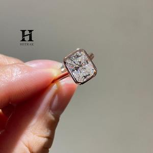 Bague de fiançailles moderne en or rose 14 carats avec diamant de laboratoire taille radiant 2 carats, sertie clos, certifiée, pour mariage - Product Image 2