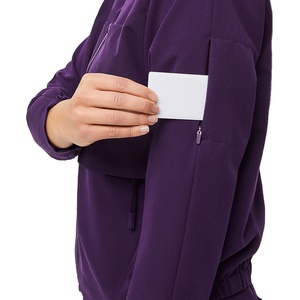 Ensembles d'uniformes médicaux unisexes en gros, T-shirt col en V et pantalon jogger, pour usage hospitalier, en rayonne et toile, avec logo - Product Image 2