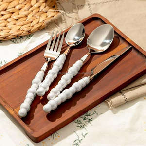Juego de cubiertos de 4 piezas con acabado pulido espejo, mango con cuentas negras, juego de cubiertos elegantes para hoteles y restaurantes. - Product Image 5
