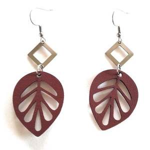 Boucles d'oreilles en bois au design moderne personnalisable pour fêtes et autres événements, taille ajustable pour filles, bijoux fantaisie - Product Image 1