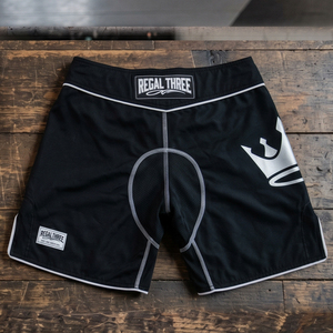 Pantalones Cortos de MMA Regal Three Black Gold para Hombre, Secado Rápido, Estampado por Sublimación, Cintura con Cordón, Ropa de Artes Marciales Mixtas, Pantalones Cortos de MMA Unisex - Product Image 4