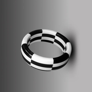 กำไลข้อมือเรซิ่นทรงกลมสีดำขาว ลายโมเดล ดีไซน์ศิลปะ งานแฮนด์เมด FAIZA CRAFT Jewelry - Product Image 3