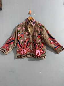 Veste en velours Suzani au toucher artistique unique, brodée, pour femme, motif floral, courte, faite à la main, style bohème, magnifique blazer d'hiver - Product Image 2
