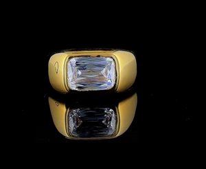 Bague signet de luxe pour homme en or avec diamant de laboratoire taille émeraude, bijoux fins sur mesure - Product Image 1