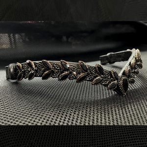 Bride de cheval en cuir de vachette, mèche en forme de V avec cristaux noirs, cousue main, personnalisable, pour dressage équestre, équipement de bling - Product Image 2