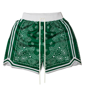 Shorts décontractés pour hommes en tissu mesh vert uni avec bandes latérales blanches, logo frontal et taille à cordon de serrage, respirants - Product Image 1